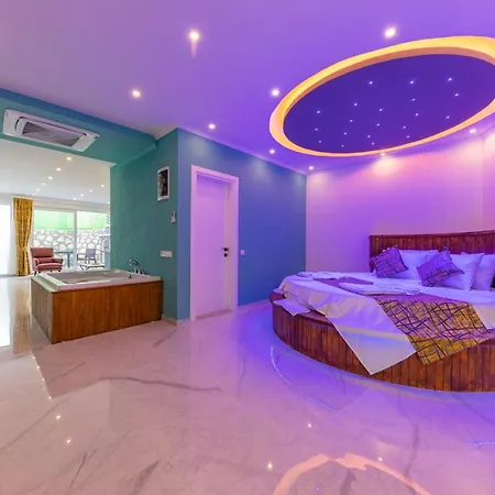 Lighthouse 2 Kapali Havuzlu Tatil Villasi וילה